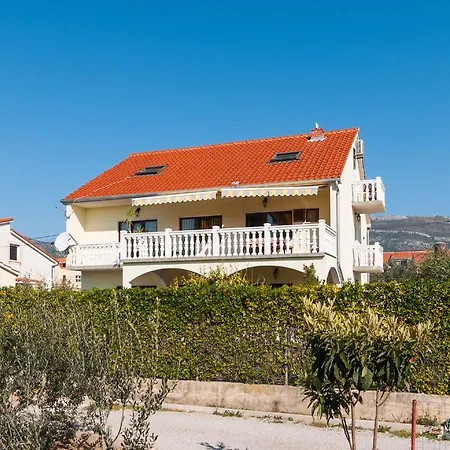 Corana شقة Kaštela